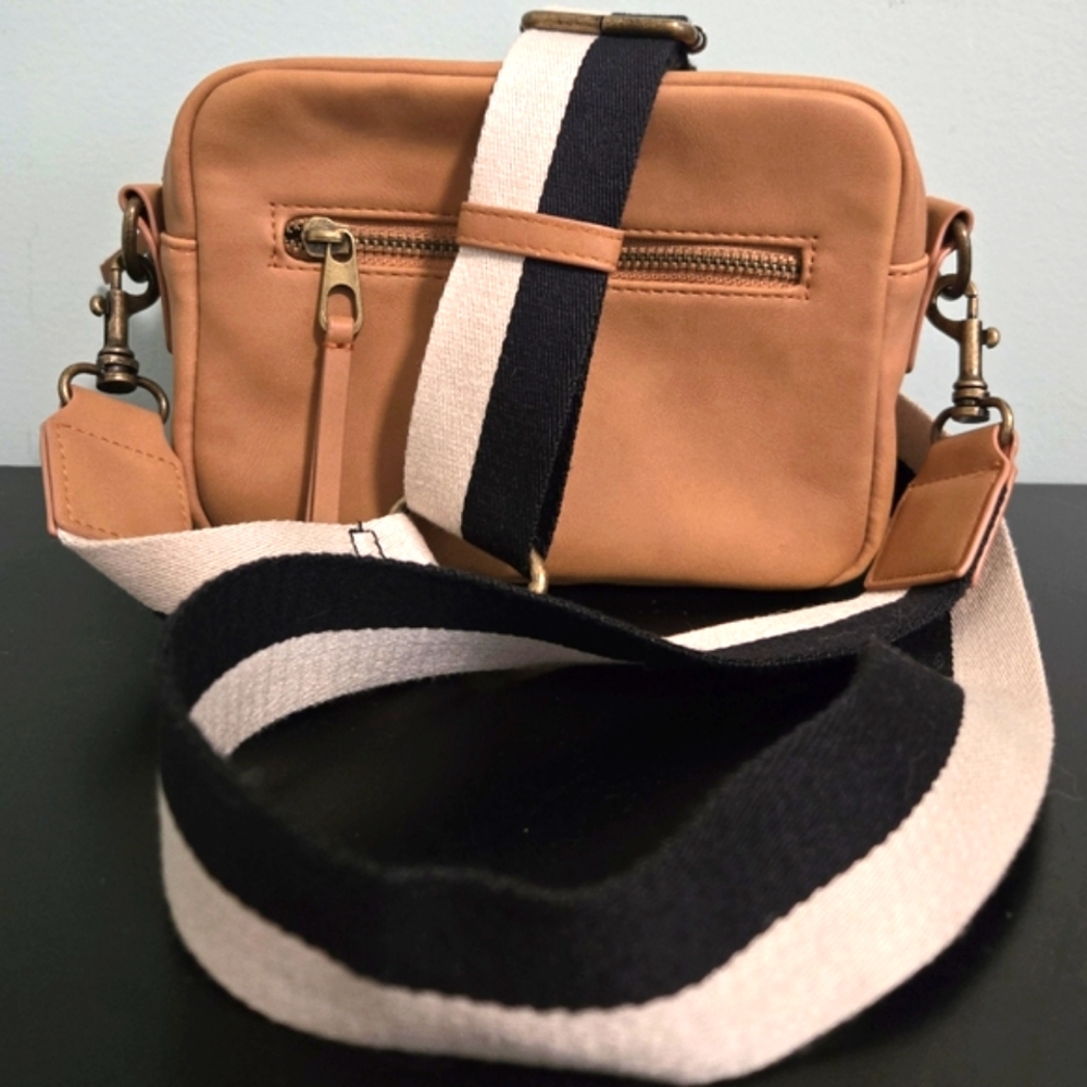 3/$15 🎁 Tan Crossbody Bag with Black and White Strap